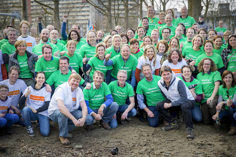 Haagse ondernemers, samen met Koning Willem-Alexander en Koningin Máxima, tijdens NLdoet in Den Haag