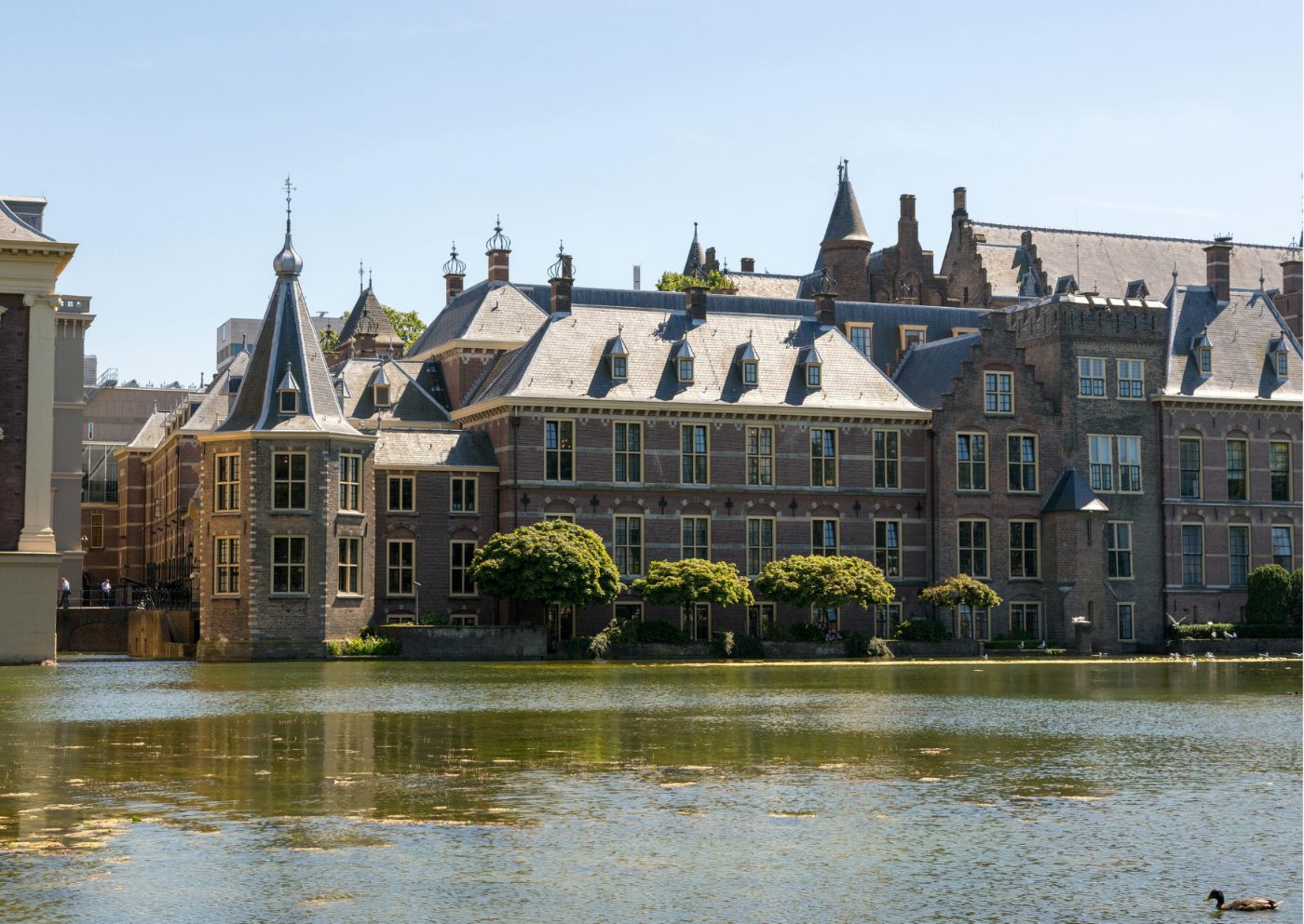 Het Binnenhof aan de Hofvijver in Den Haag