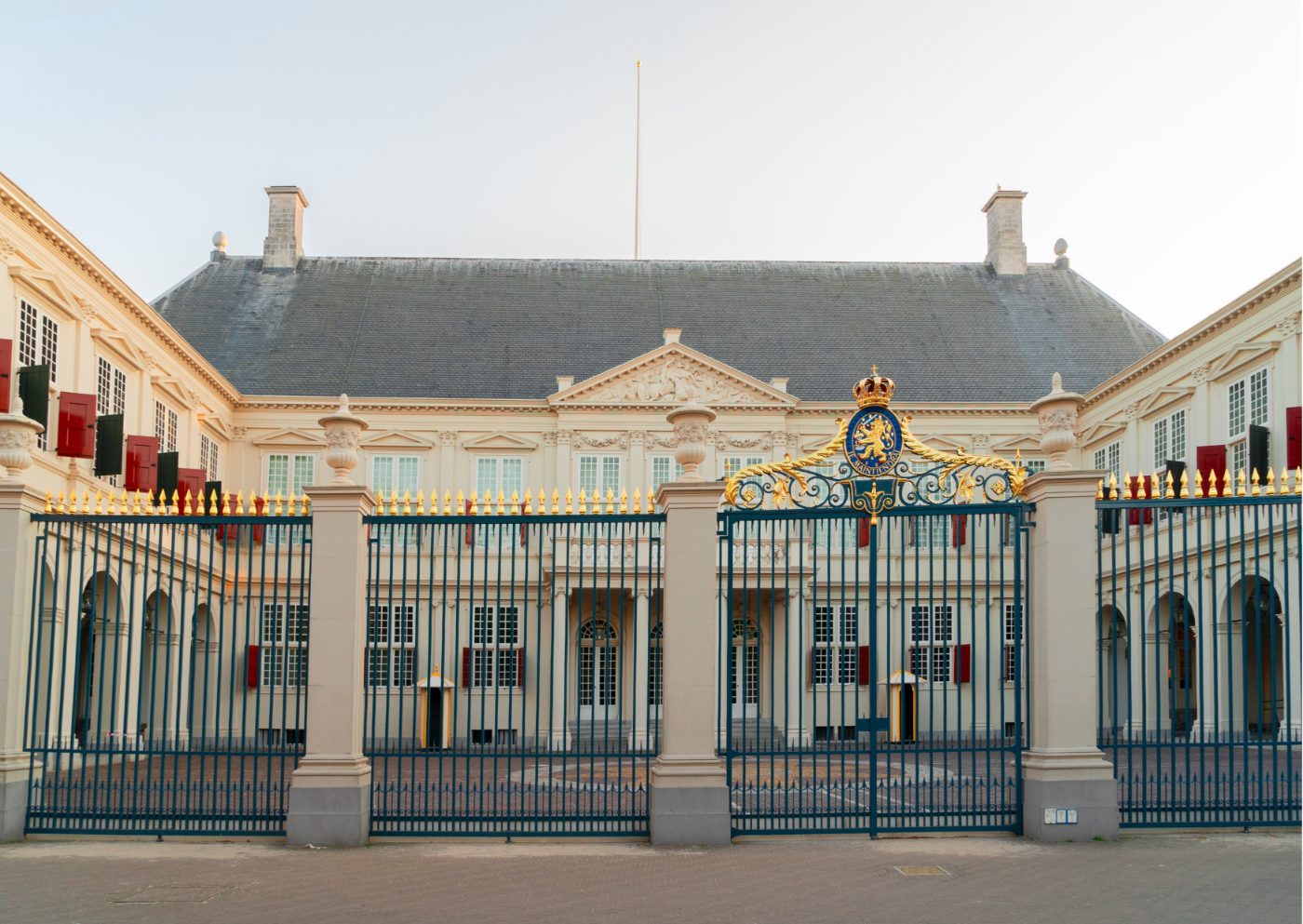 Het ronde rode woongebouw bij het centrum van Den Haag
