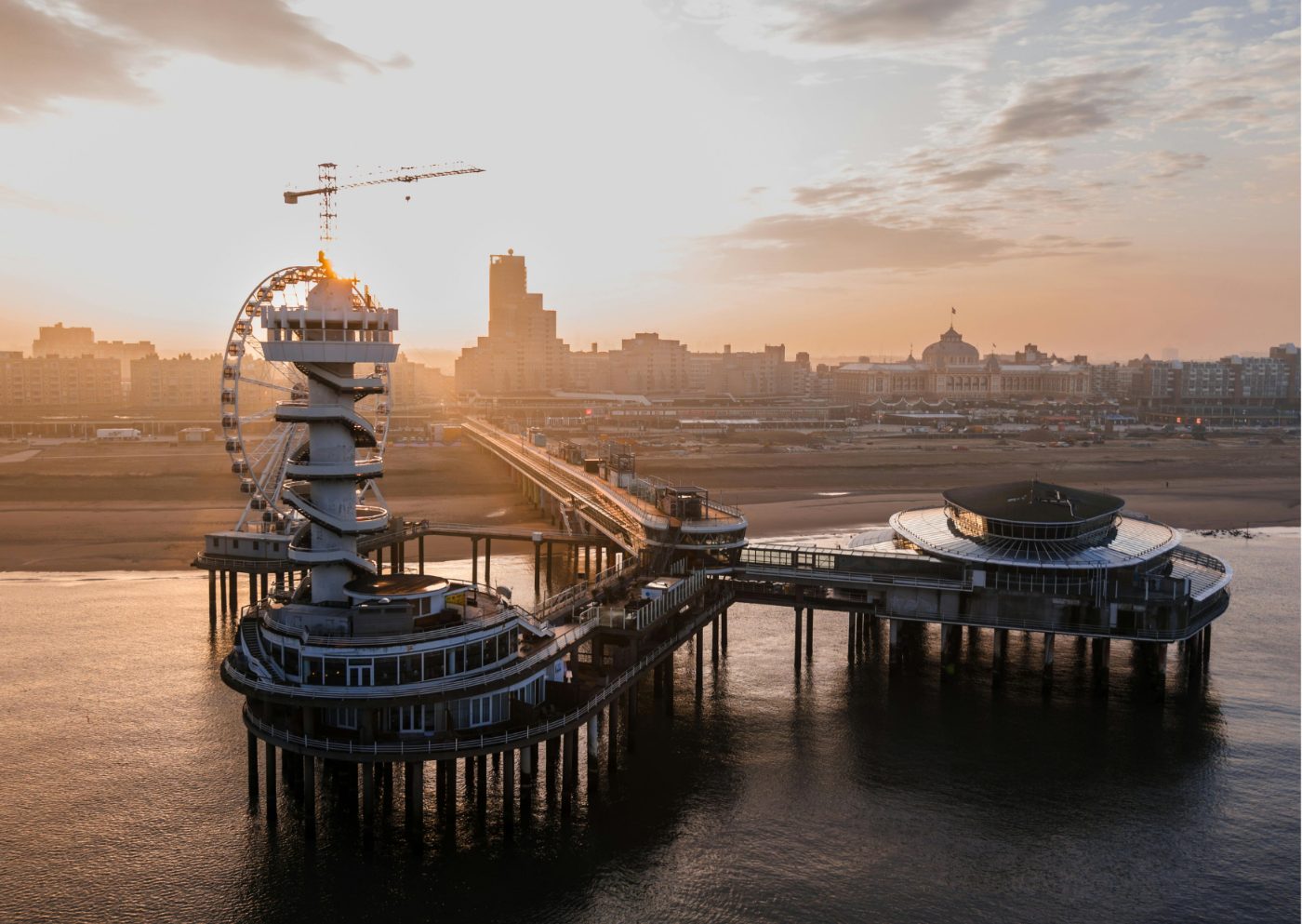 De Pier van Scheveningen bij zonsondergang in Den Haag