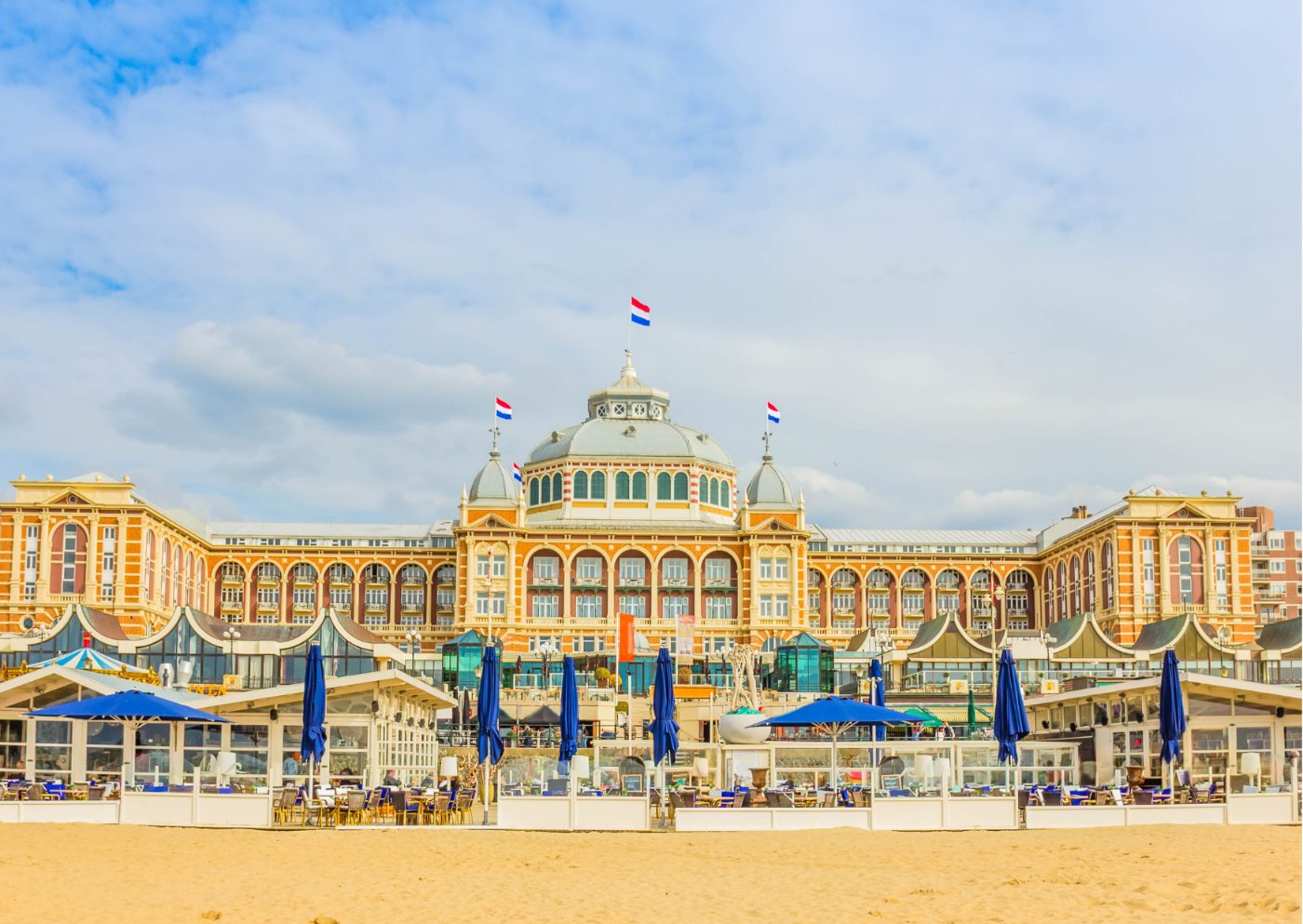Het Kurhaus aan het strand van Scheveningen in Den Haag