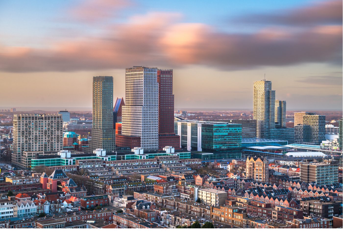 De skyline van Den Haag met de ministeries, gezien over de daken van de stad